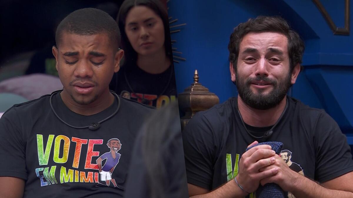 Davi chorando de cabeça baixa e Matteus chorando com as mãos juntas na sala do BBB