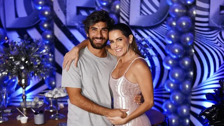 Deborah Secco sorrindo ao lado de Hugo Moura