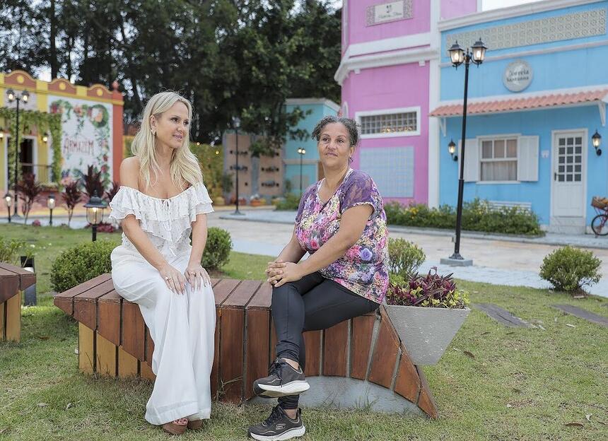 Eliana e Rita de Cássia no cenário de A Infância de Romeu e Julieta no SBT