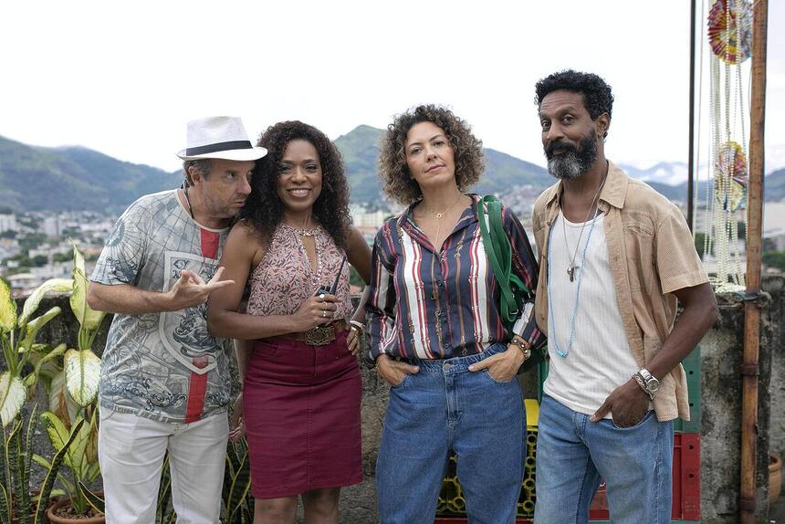 Lara (Fabíola Nascimento), Olímpia (Vilma Melo), Eraldo (Luis Miranda) e Leozinho (Augusto Madeira) da série Encantado's