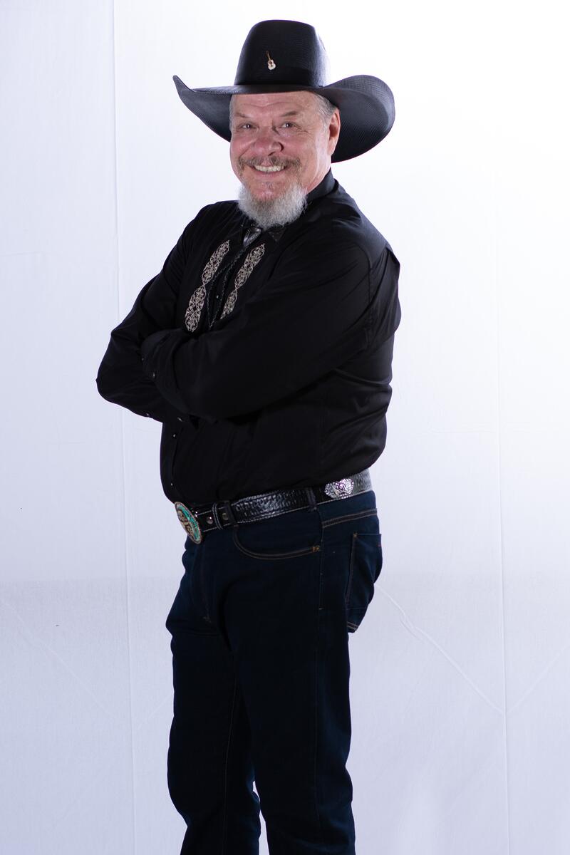 Ernani Moraes como José Roberto Guarariba da série Rensga Hits!