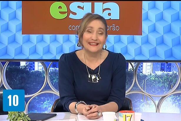 Sonia Abrão à frente do telão com o logo de A Tarde é Sua