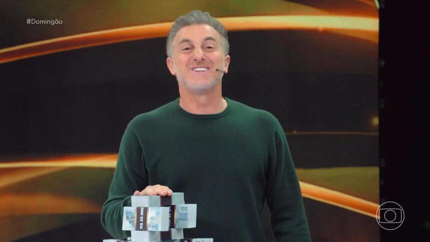 Luciano Huck com o dinheiro no quadro Salvou é Seu, do Domingão com Huck