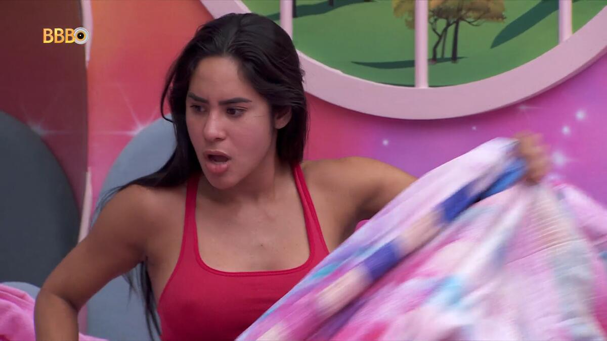 Isabelle acorda assustada no quarto Fadas do BBB 24
