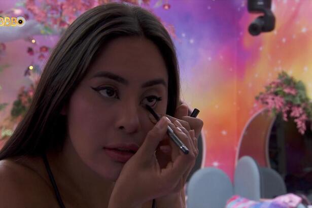 Isabelle se maquiando esperando festa no BBB 24