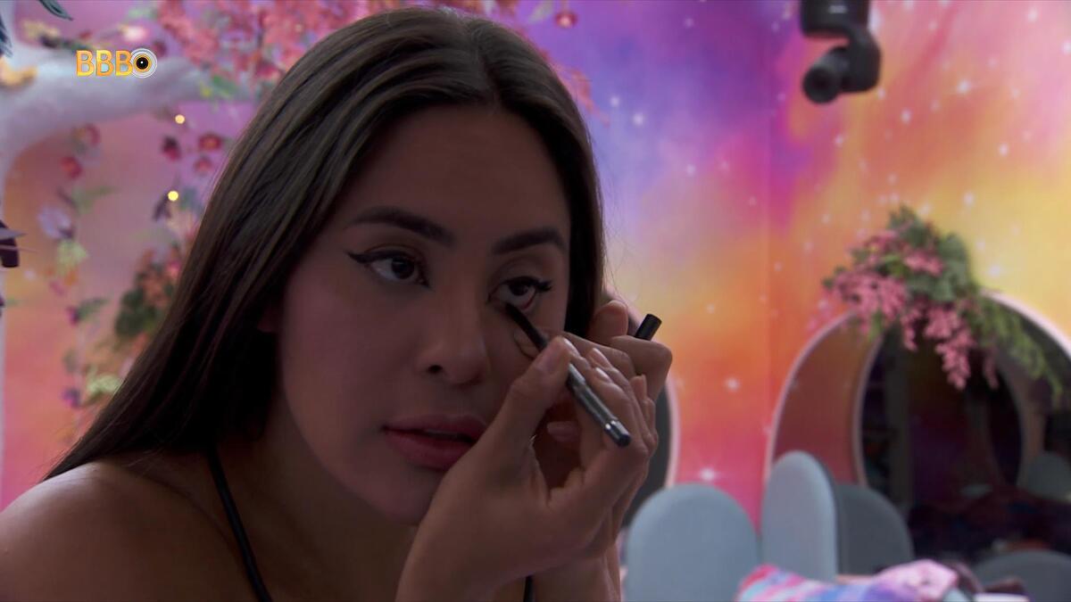 Isabelle se maquiando esperando festa no BBB 24