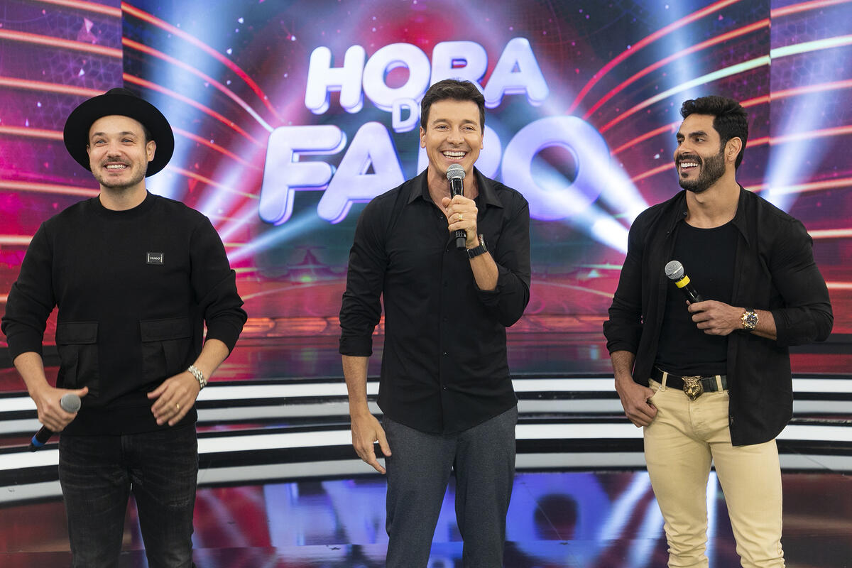 Israel, Rodrigo Faro e Rodolffo sorridentes no palco do Hora do Faro