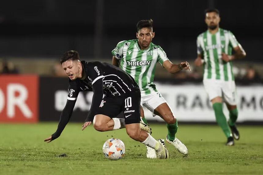 Jogadores do Racing e Corinthians disputam bola em jogo