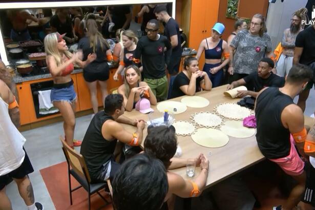 Lizi Gutierrez batendo palma e gritando com vileira na cozinha da casa laranja do A Grande Conquista