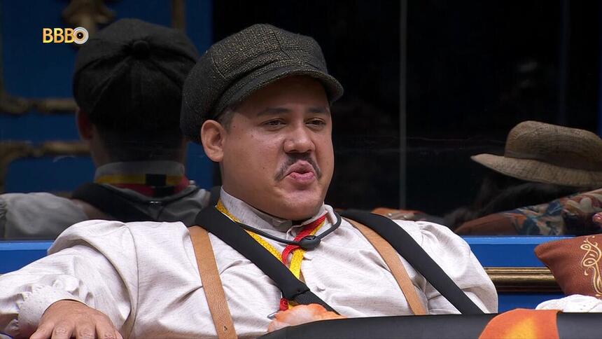 Lucas faz bico no sofá da sala do BBB 24
