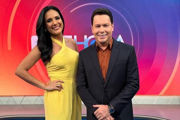 Márcia Dantas de vestido amarelo ao lado de Marcão do Povo no cenário do Tá na Hora