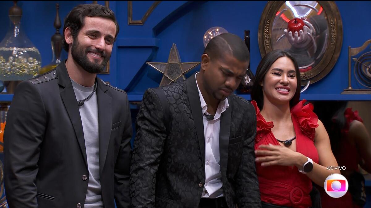 Matteus, Davi e Isabelle em pé na sala, na final do BBB 24