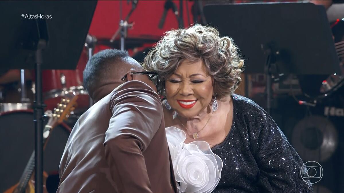 Mumuzinho dá um beijo em Alcione após apresentação no Altas Horas