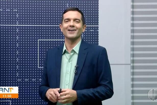 Apresentador Murilo Meireles sorrindo e apresentando o RN 1 na Inter TV Cabugi, afiliada da Globo