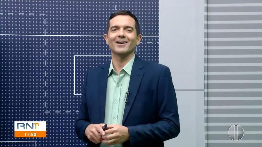 Apresentador Murilo Meireles sorrindo e apresentando o RN 1 na Inter TV Cabugi, afiliada da Globo