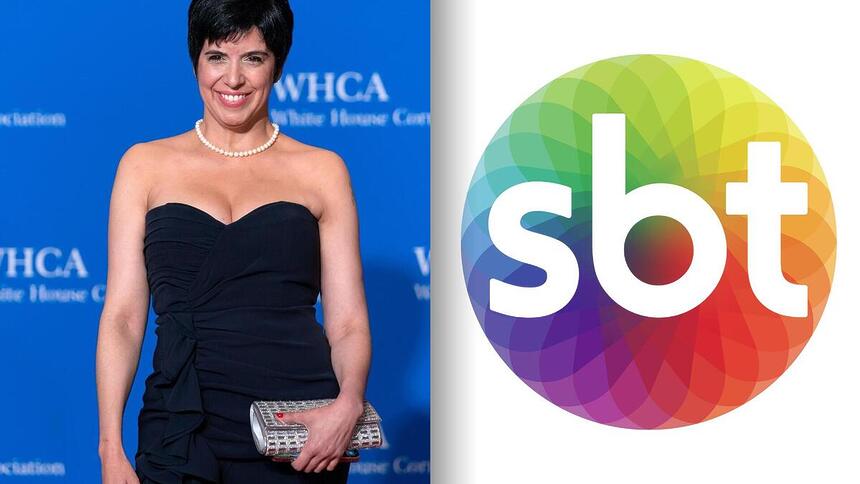 Patrícia Vasconcellos, correspondente do SBT, de vestido preto, ao lado do logo da emissora