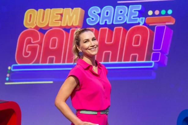 Anne Lottermann aparce em frente do telão do programa Quem Sabe, Ganha!