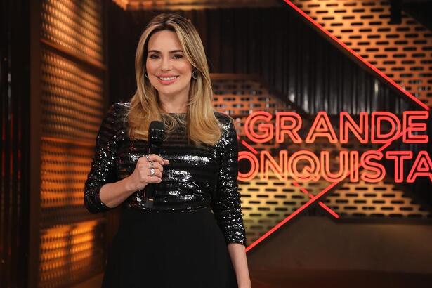 Rachel Sheherazade segura microfone na estreia do A Grande Conquista 2
