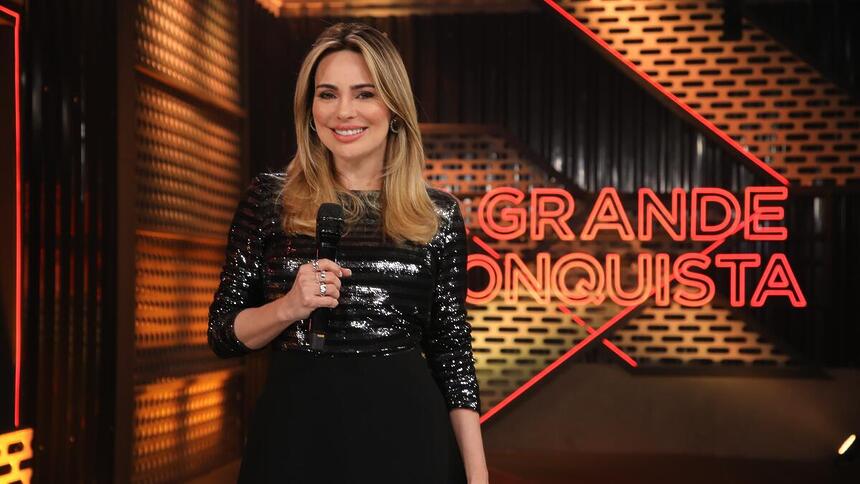 Rachel Sheherazade segura microfone na estreia do A Grande Conquista 2