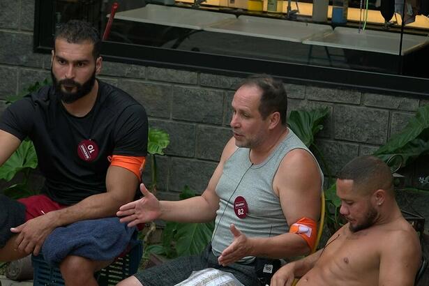 Ricardo conversa com vileiros na porta do Mercadinho do A Grande Conquista 2