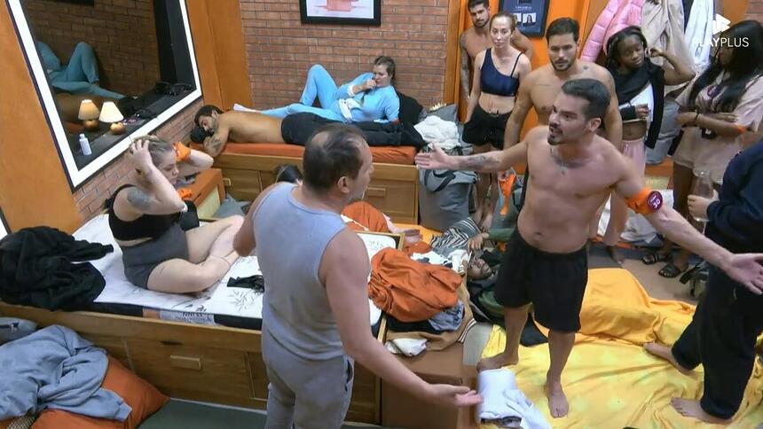 Fábio e Ricardo Costa abrem os braços em discussão na casa Laranja do A Grande Conquista 2