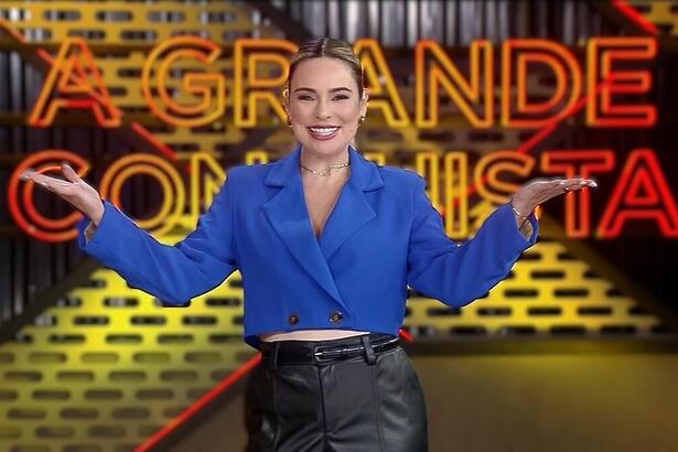Rachel Sheherazade abre os braços apresentando o A Grande Conquista 2