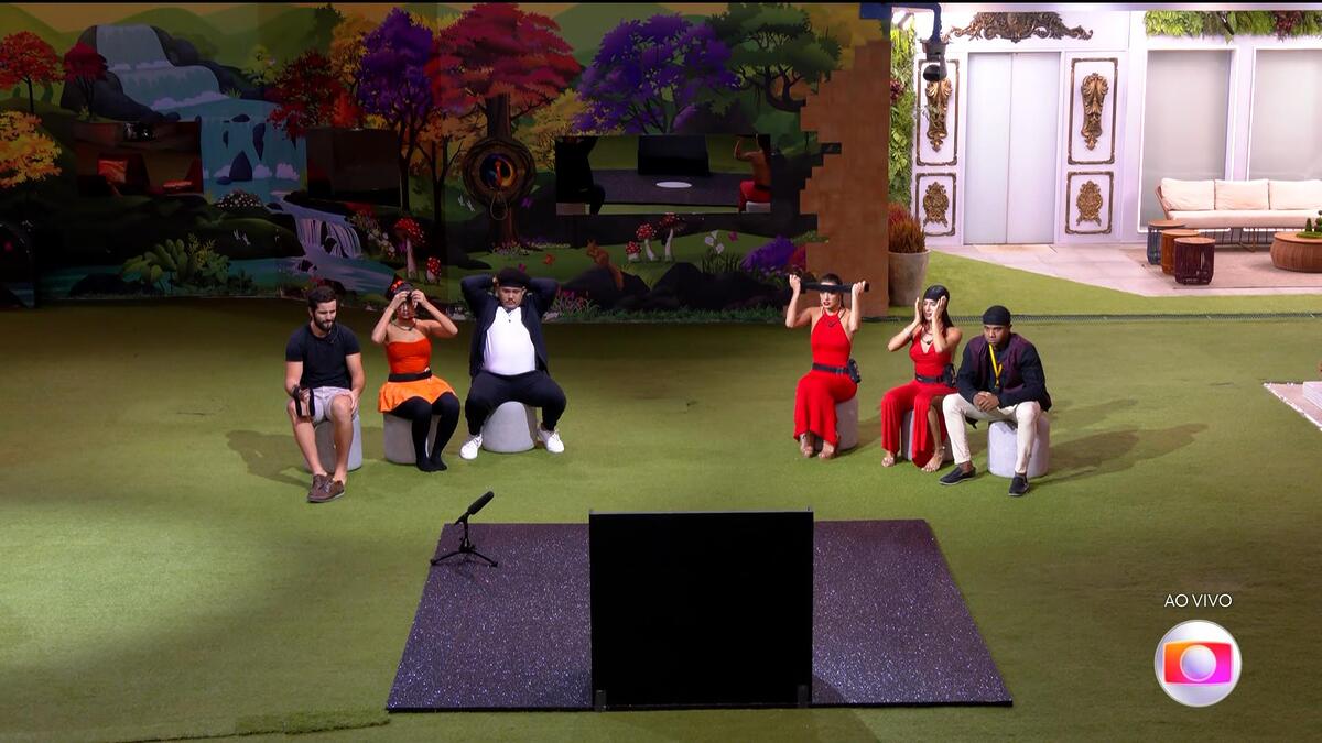 Participantes do BBB 24 esperam o início do Sincerão no gramado da casa