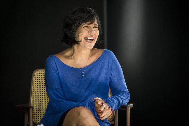 Thelma Guedes sorrindo em entrevista a Globo