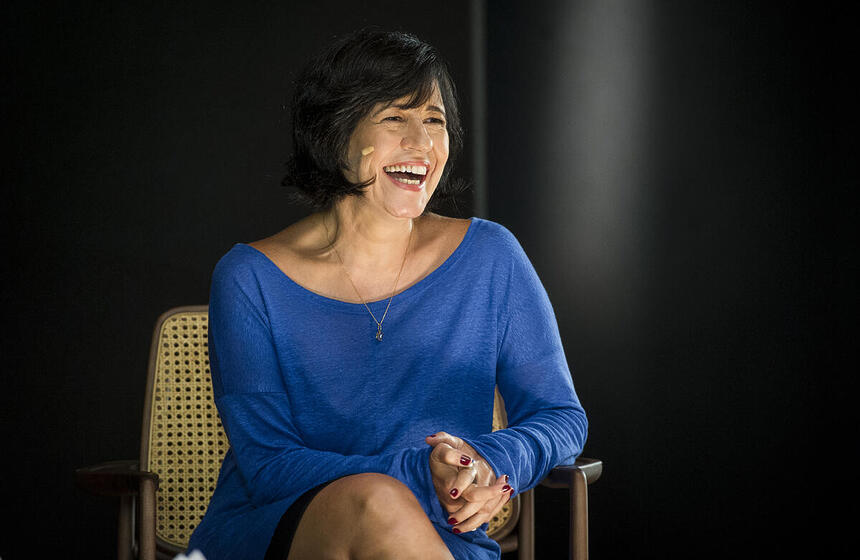 Thelma Guedes sorrindo em entrevista a Globo