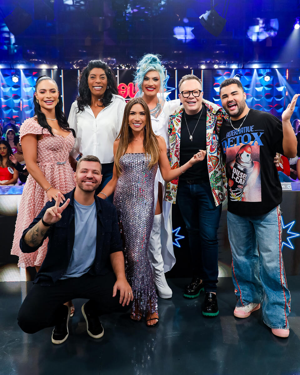 Márcia Fu, Victor Sarro, Lucas Guedez, Aline Mineiro, Aretuza Lovi e Felipeh Campos com Patrícia Abravanel 