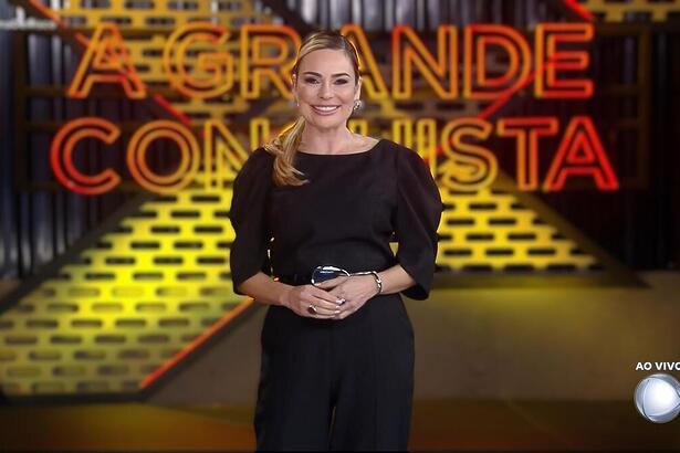 Rachel Sheherazade sorrindo no cenário do A Grande Conquista 2