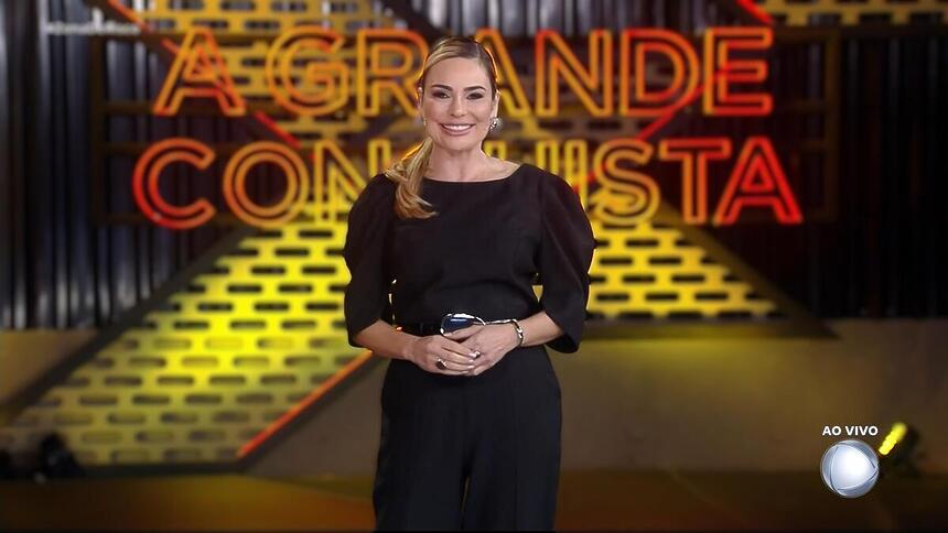 Rachel Sheherazade sorrindo no cenário do A Grande Conquista 2