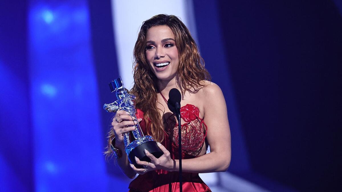 Anitta recebendo prêmio no VMA