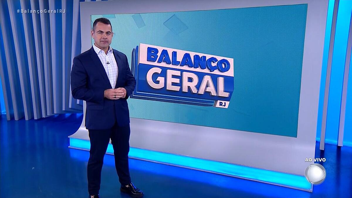 Tino Junior em frente ao telão do Balanço Geral RJ