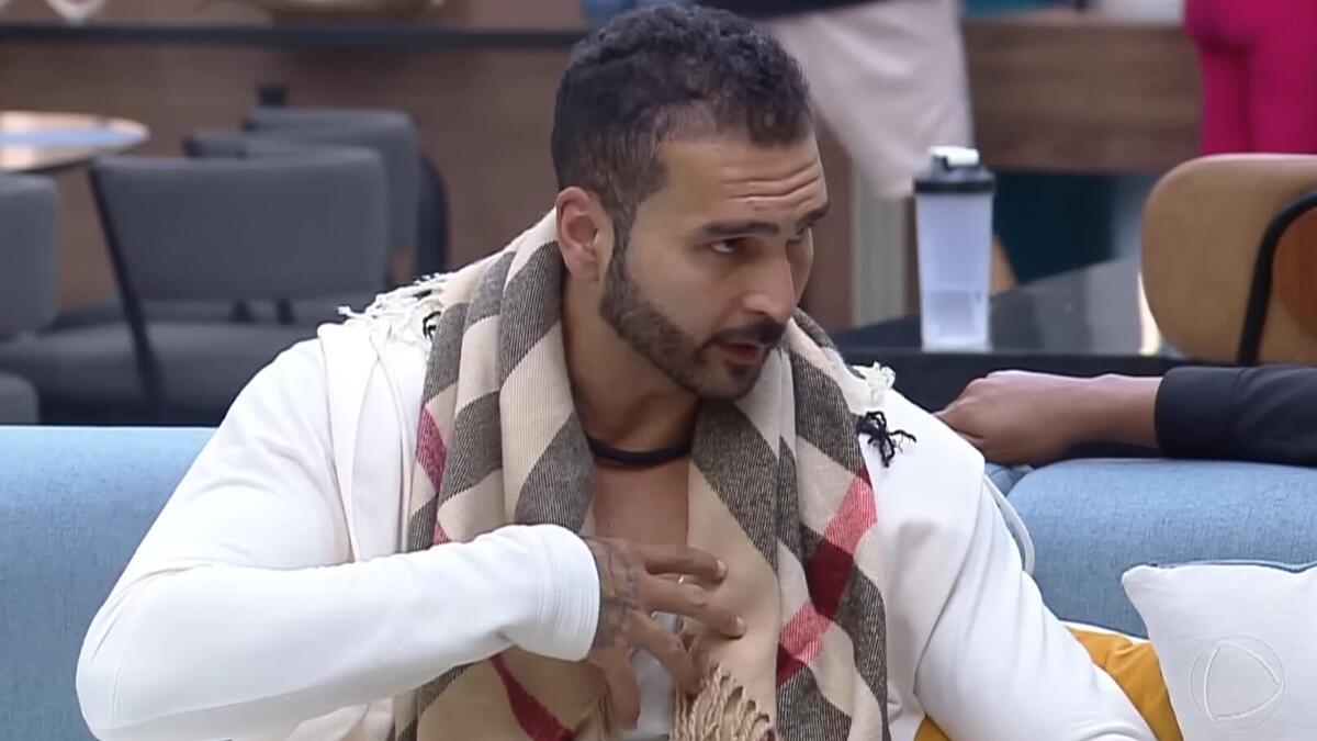 Brenno em conversa na sala de A Grande Conquista