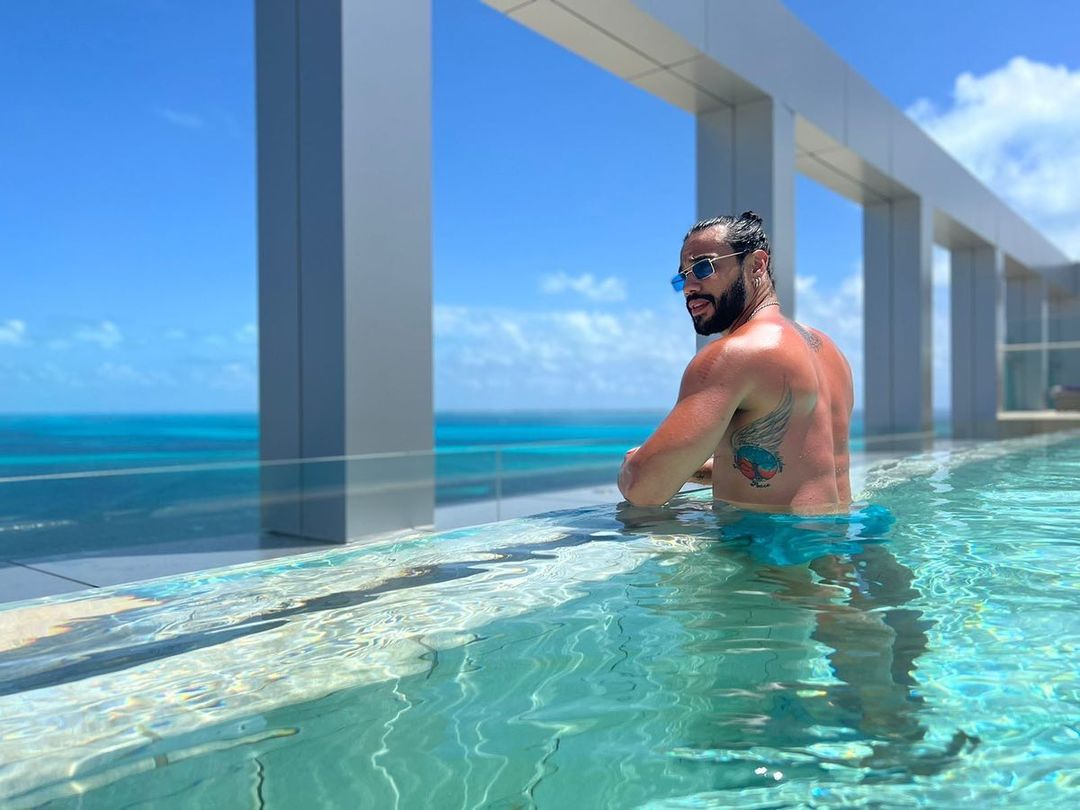 Carlos Speitzer de costas em uma piscina