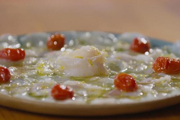 Carpaccio de namorado com tomate-cereja confitado no prato do É de Casa