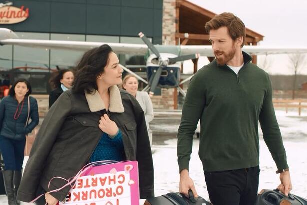 Mulher olha para um homem em cena do filme Com Amor, Alasca que será exibido na TV Aparecida