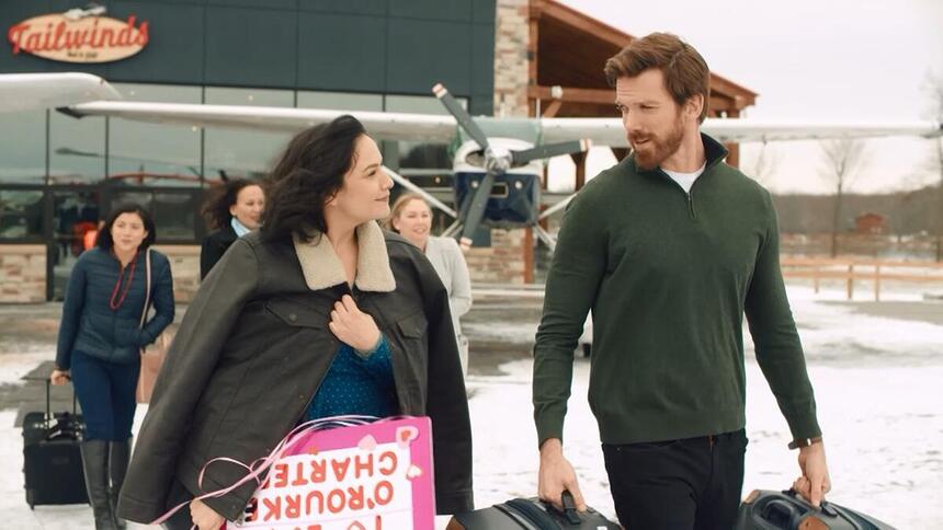 Mulher olha para um homem em cena do filme Com Amor, Alasca que será exibido na TV Aparecida