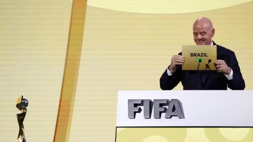 Gianni Infantino, presidente da Fifa, anunciando o Brasil como sede da Copa do Mundo Feminina