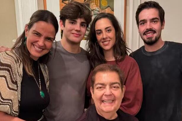 Faustão em foto posada ao lado da família