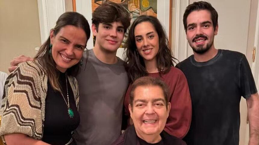 Faustão em foto posada ao lado da família