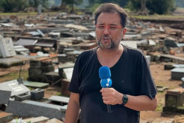 Geraldo Luís segura microfone da RedeTV! em cemitério do Rio Grande Do Sul