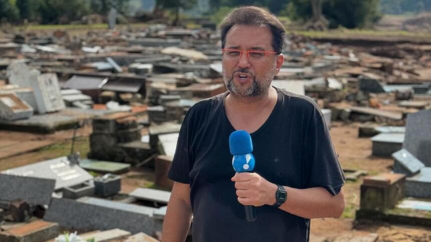 Geraldo Luís segura microfone da RedeTV! em cemitério do Rio Grande Do Sul