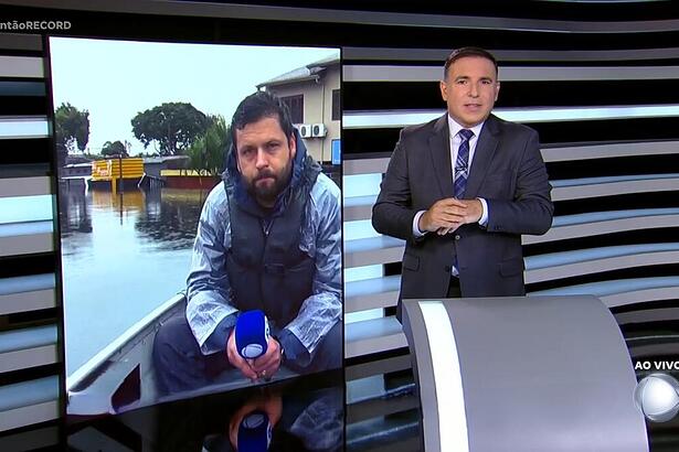 Reinaldo Gottino no estúdio do Plantão Record e o repórter Guilherme Mendes no barco em um link ao vivo direto do Rio Grande do Sul