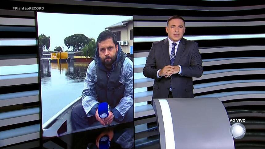 Reinaldo Gottino no estúdio do Plantão Record e o repórter Guilherme Mendes no barco em um link ao vivo direto do Rio Grande do Sul