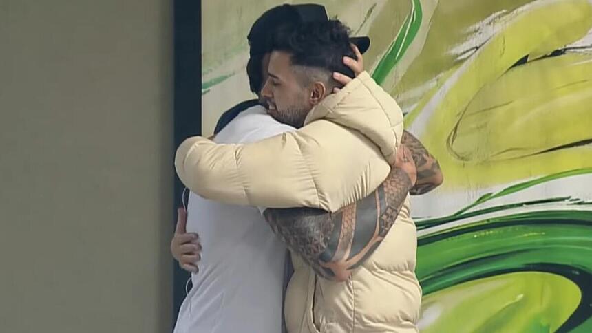 Guipa e Kaio durante um abraço na A Grande Conquista