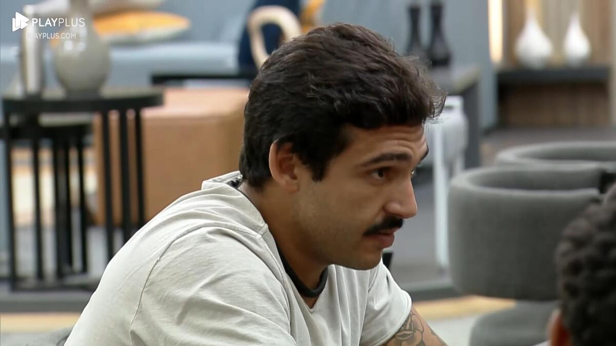 Hadad em conversa na mesa de jantar de A Grande Conquista