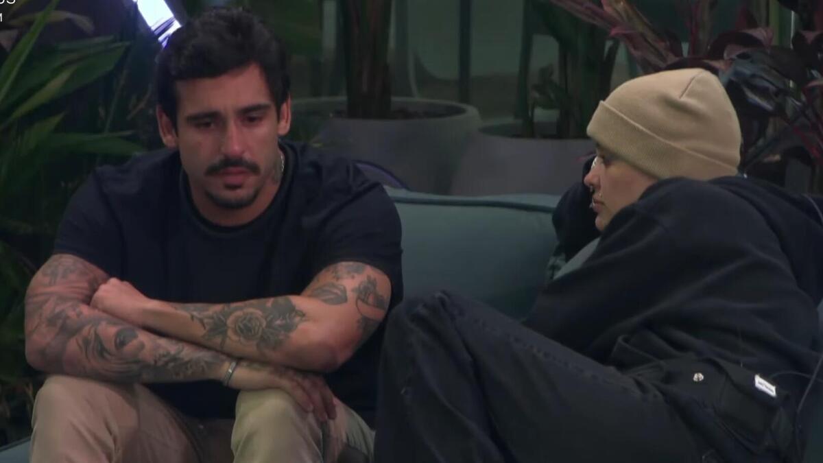 Hadad e MC Mari em conversa na área externa da Mansão de A Grande Conquista 2