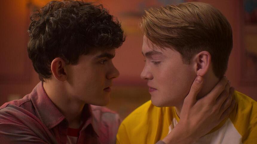 Joe Locke (Charlie) e Kit Connor (Nick) em trecho da série Heartstopper